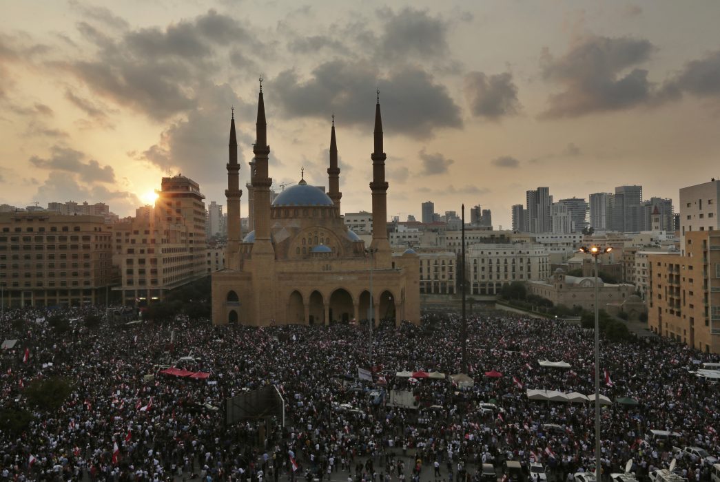 Regeringen i Libanon kommer med drastiska ekonomiska reformförslag för att stävja de pågående massdemonstrationer i Beirut (bilden) och flera andra städer, samt för att rädda regeringsbildningen.
