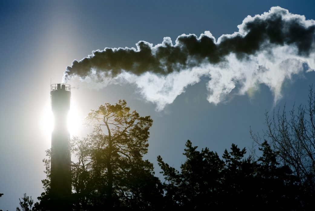 De inhemska utsläppen av klimatgaser minskar, men inte i den takt som behövs för att nå de uppsatta målen.