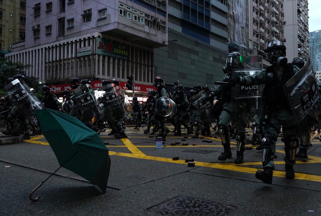 Polis skingrar aktivister i Hongkong i söndags.