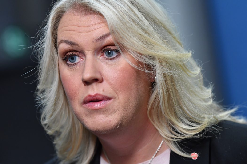 Socialminister Lena Hallengren (S) föreslår förbättrad assistansersättning.