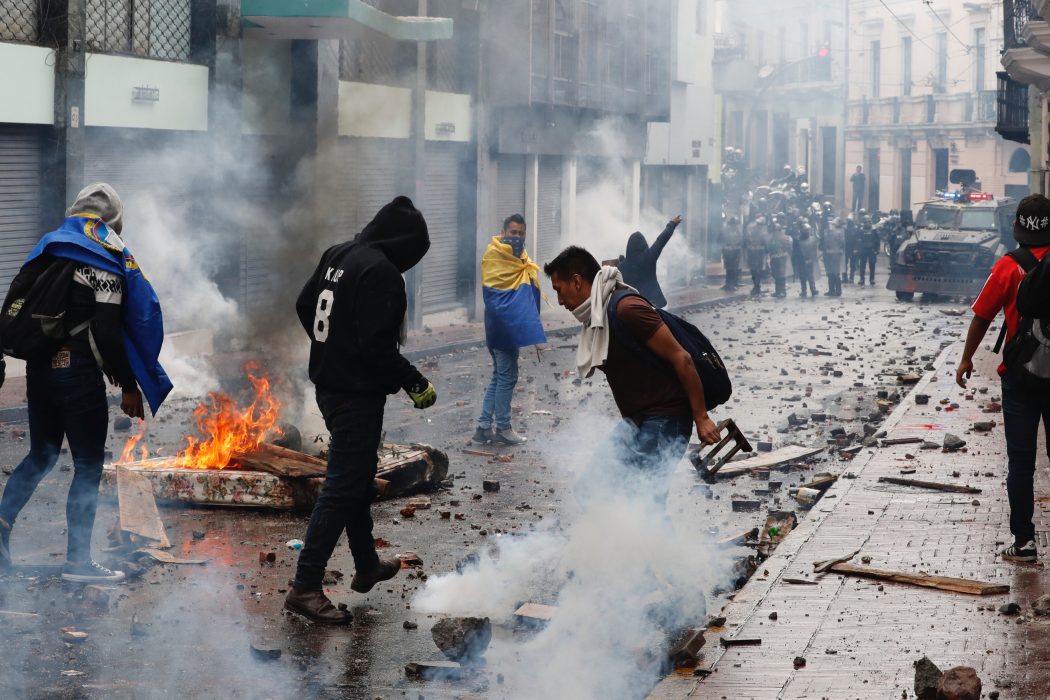 Demonstranter bygger brinnande barrikader i Ecuadors huvudstad Quito.