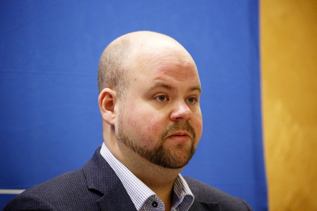 KD:s partisekreterare Peter Kullgren anser att regeringen bör lägga ned snabbtågsplanerna om KD:s nya linje godkänns på rikstinget, skriver Di.