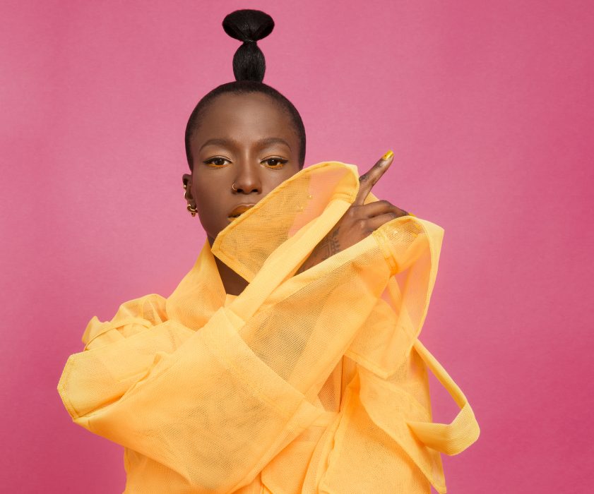 Selam Fessahaye som är stylist och kostymdesigner och som bland annat har skapat kreationen på bilden till Sabina Ddumba är en av de som lyfts på fram på nystartade Afripedia.