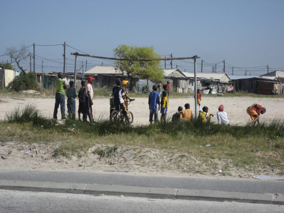 Kåkstaden Khayelitsha utanför Kapstaden i Sydafrika är känd för sin vita sand som täcker hela området.