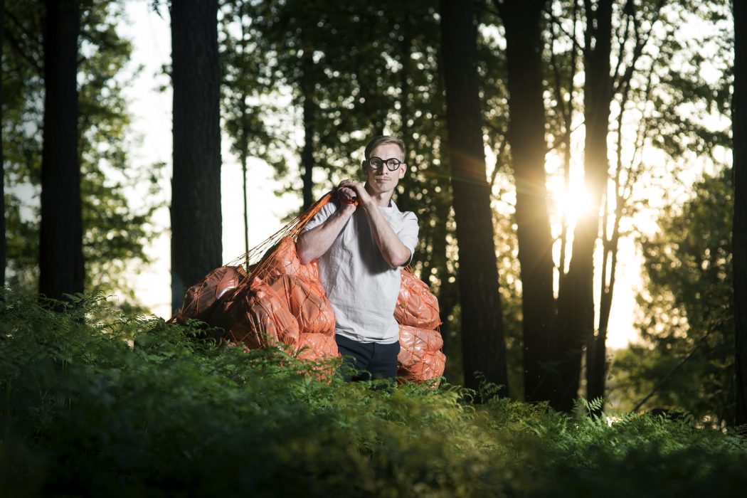Mattias Käll på konstuppdrag i naturen.