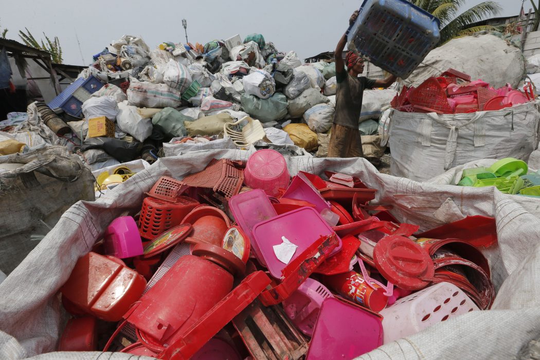 Plastskräp innehåller värdefulla kolföreningar som inte ska eldas upp, utan återvinnas, menar svenska forskare.