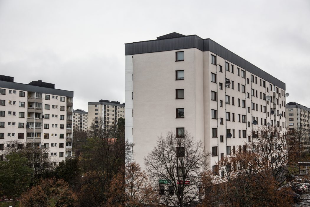 Nästan var tredje person i gruppen utomeuropeiskt födda invandrare som varit i Sverige i mindre än tio år är trångbodd.
