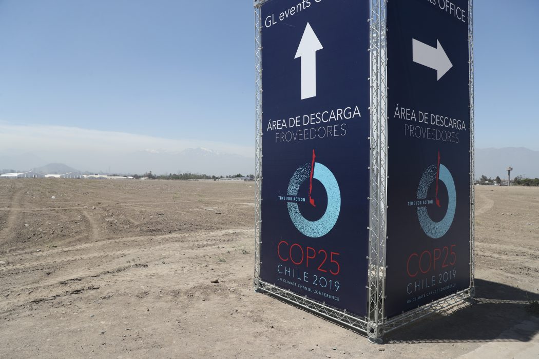 En av de skyltar som har hunnits sättas upp i Santiago inför klimatmötet COP25.