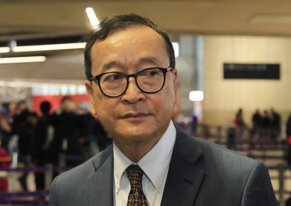 Kambodjas oppositionsledare Sam Rainsy planerade att leda en regimkritisk demonstration i Kambodja nu på lördag men nekas inresa i landet.
