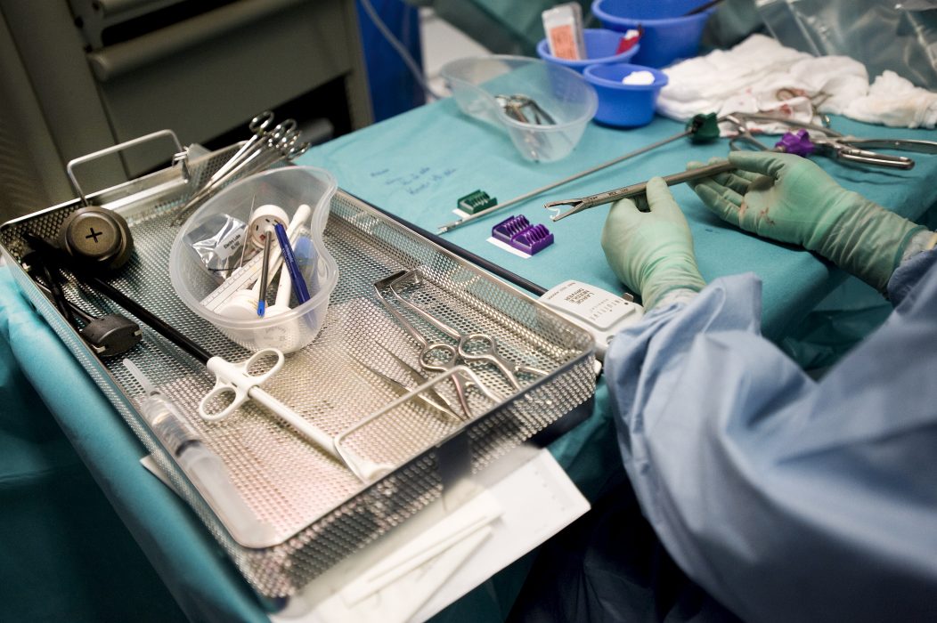 Behandling med ultraljud väntas ge färre biverkningar än operation (bilden) och strålbehandling.