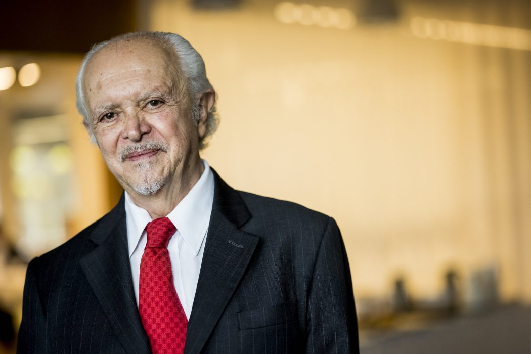 Mario Molina fick Nobelpris i kemi 1995 för sin upptäckt av hur ozon bryts ned i stratosfären.