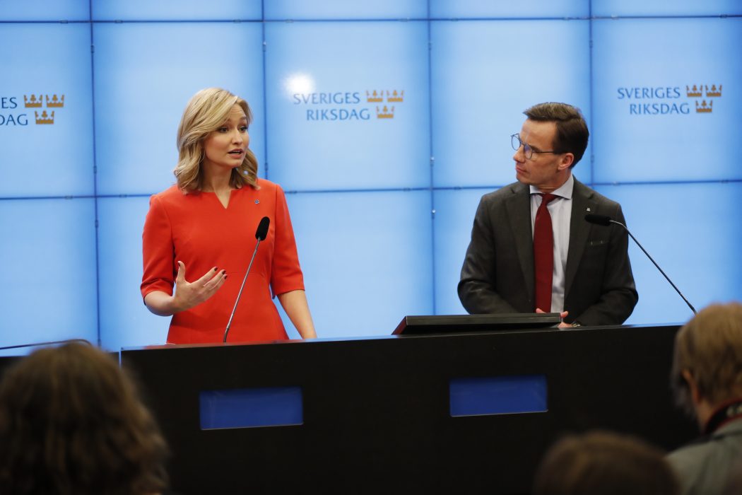 Kristdemokraternas partiledare Ebba Busch Thor (KD) och Moderaternas partiledare Ulf Kristersson (M) uppger att de stödjer Vänsterpartiets begäran om en misstroendeomröstning mot arbetsmarknadsminister Eva Nordmark.