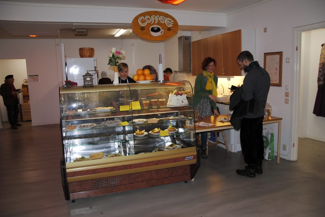 Genom att ha ett kafé kan människor stanna längre i lokalen och hinna mötas och prata.