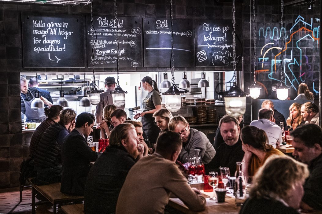 Svenskarna handlar mer av sådant som har låga utsläpp per krona, som teletjänster, restaurangbesök, sport, finansiella tjänster, kulturella tjänster, hår- och skönhetsvård.