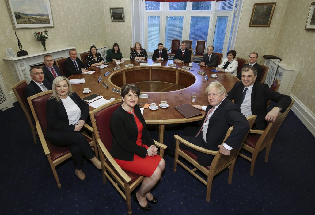 DUP-ledaren Arlene Foster (till vänster) är chef över Nordirlands regionala regering.