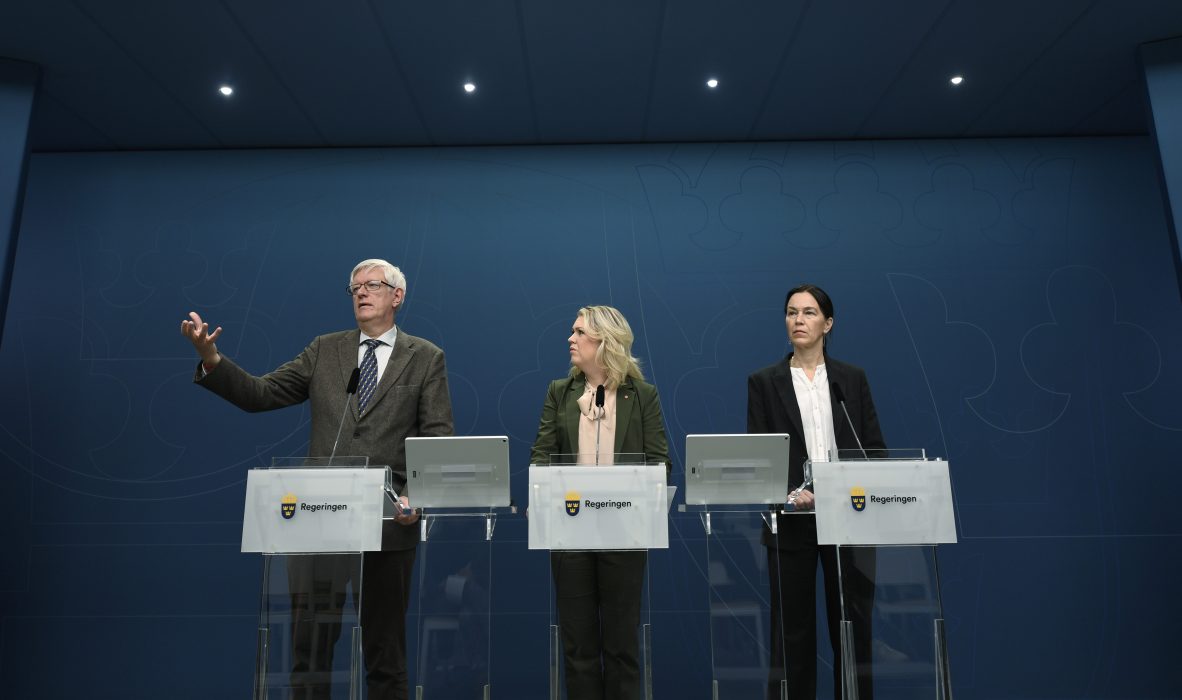 Johan Carlsson, generaldirektör för Folkhälsomyndigheten, socialminister Lena Hallengren (S) och Socialstyrelsens generaldirektör Olivia Wigzell under fredagens pressträff om Sveriges beredskap för coronaviruset.