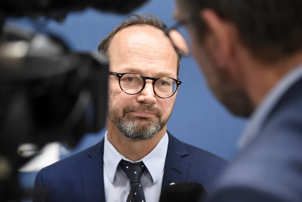 Infrastrukturminister Tomas Eneroth (S) startar om samtalen om hur notan för nya snabbtågsbanor ska betalas.