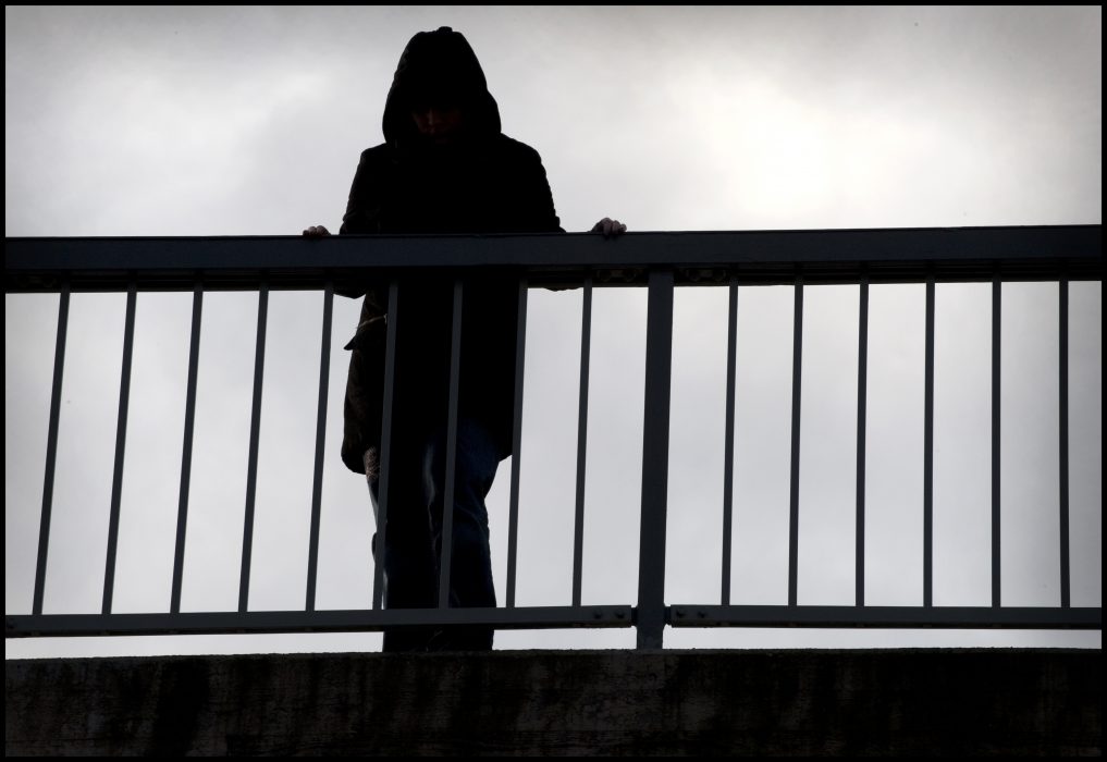 Brister i sjukvården är i 55 procent av fallen en bidragande orsak till självmord, enligt en ny rapport.