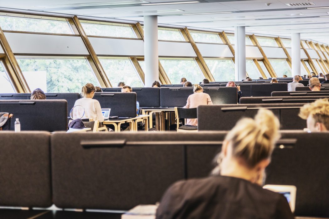 Allt fler högskole- och universitetselever med en funktionsnedsättning får stöd för att klara sina studier.