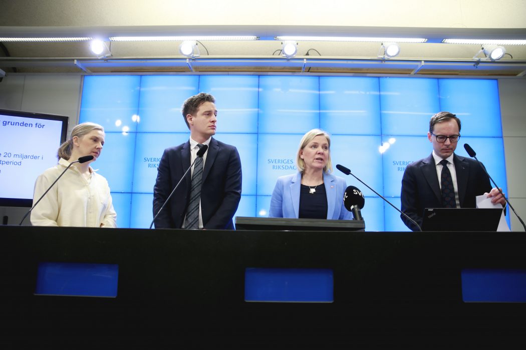 Karolina Skog (MP), Emil Källström (C), finansminister Magdalena Andersson (S) och Mats Persson (L) presenterade i måndags satsningen på kommuner och regioner.