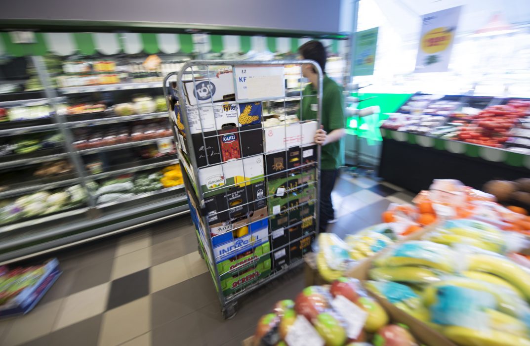 Många ungdomar får jobb i handeln.
