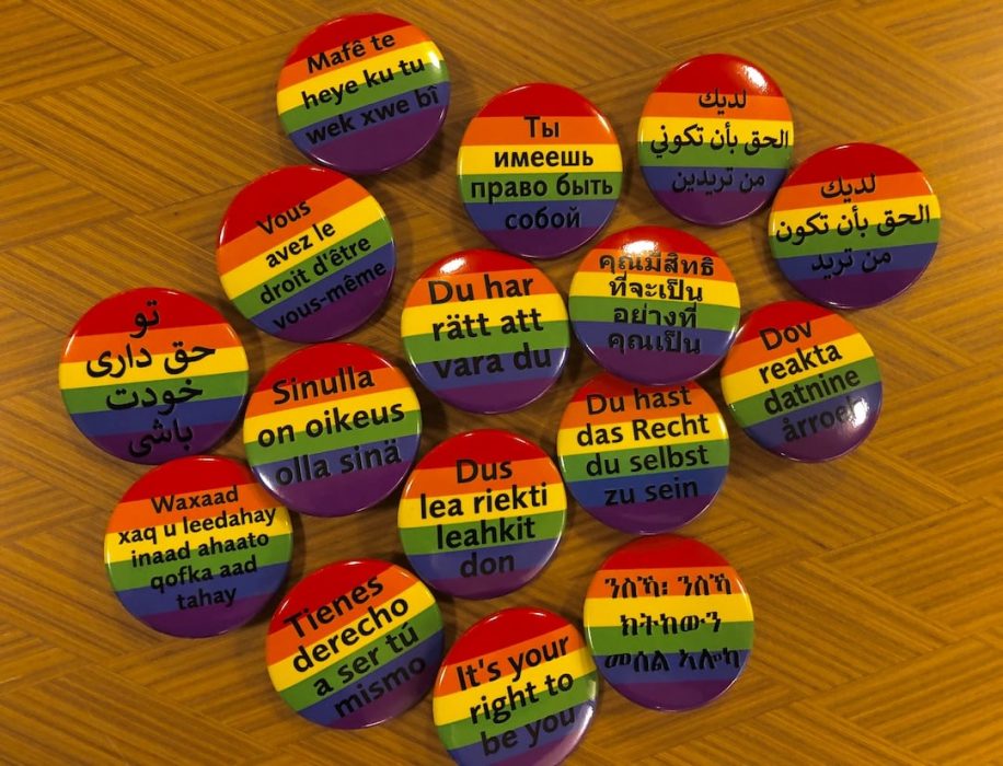 Som en del i satsningen har Regionbiblioteket tagit fram bokmärken, pins, supporterflaggor och tygkassar med texten ”Du har rätt att vara du” på 15 olika språk.