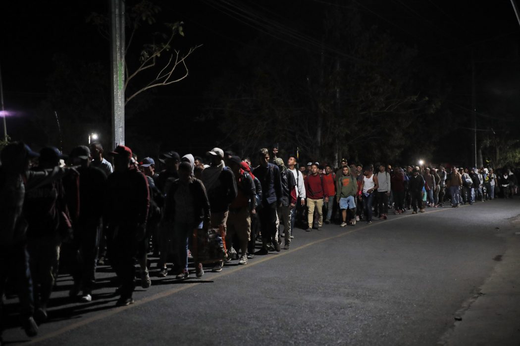 Centralamerikaner på väg mot Suchiatefloden på gränsen mellan Guatemala och Mexiko.