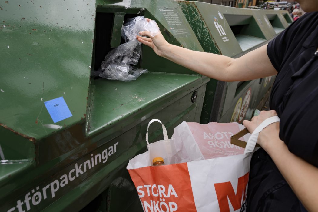 Inlämning av plast på en återvinningsstation.