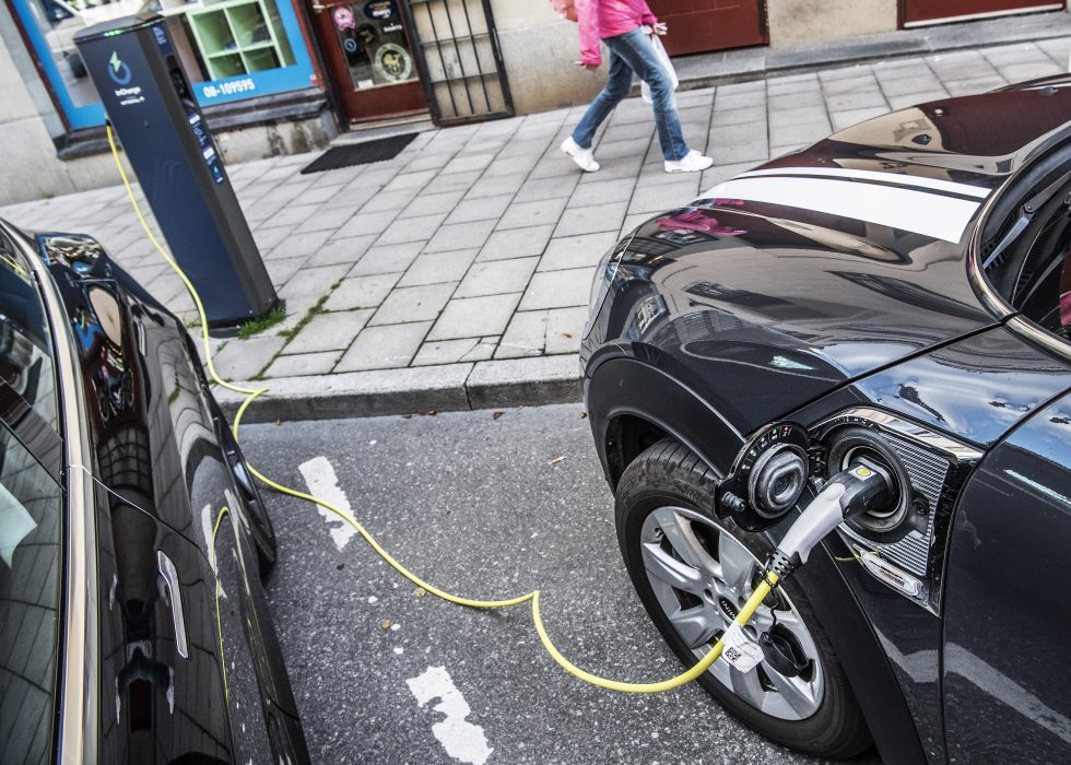 Ekonomiska styrmedel för att öka andelen miljöbilar är kostsamma i förhållande till klimateffekten, enligt Riksrevisionen.