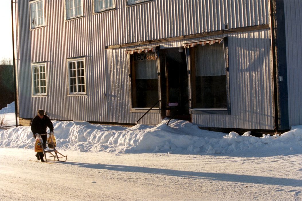 Igenbommad affärslokal i glesbygd i Norrland.