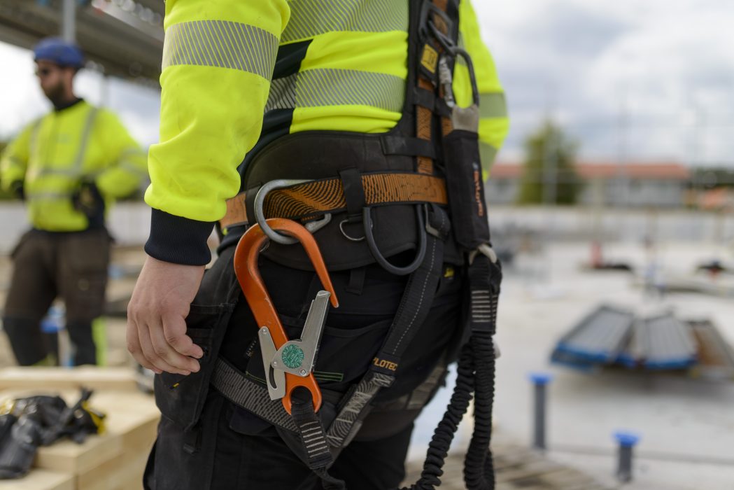 Bland de upptäckta bristerna märktes arbete på hög höjd utan fallskydd.