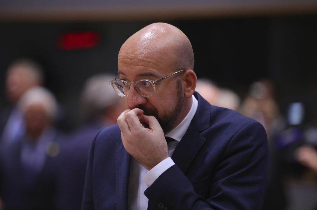 Hur ska vi lösa det här? tycks EU:s permanente rådsordförande Charles Michel fundera i Bryssel.