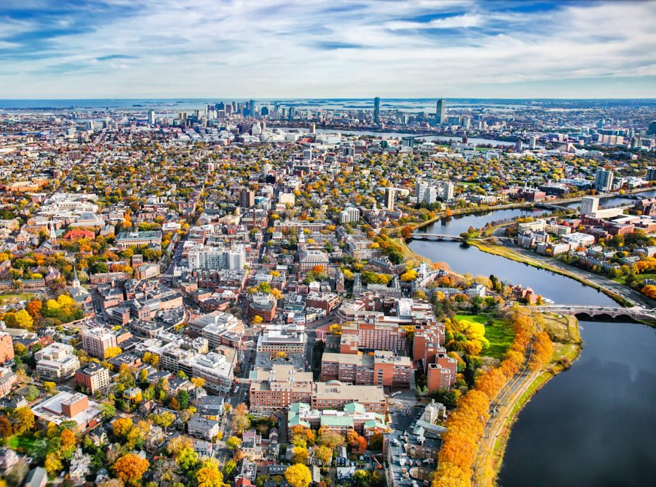 Cambridge, Massachusetts blir världens första stad med klimatvarningar på bensinpumparna.