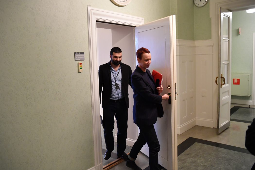 Ali Esbati (V) och Christina Höj Larsen (V) kommer ut från Maria Malmer Stenergards kontor efter deras möte om arbetskraftsinvandring.