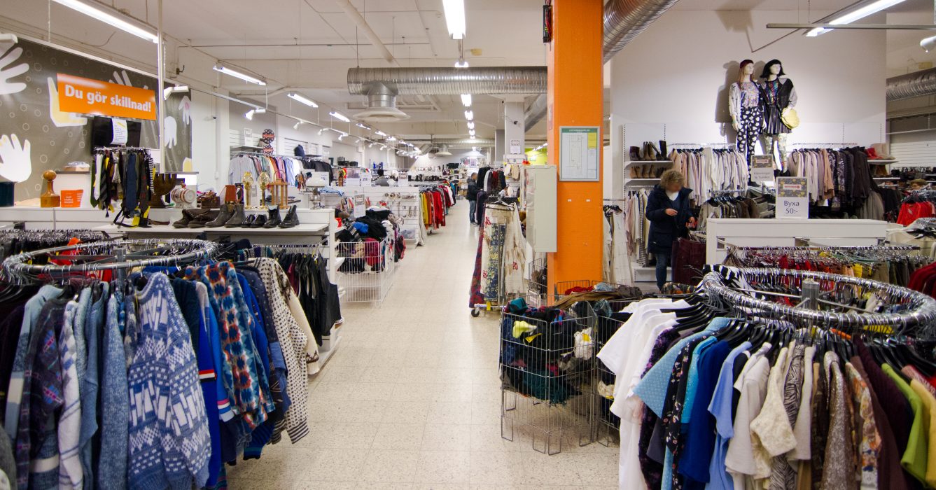 När försäljningen går ned i secondhandaffären påverkas papperslösa och gömda som organisationen stöder.