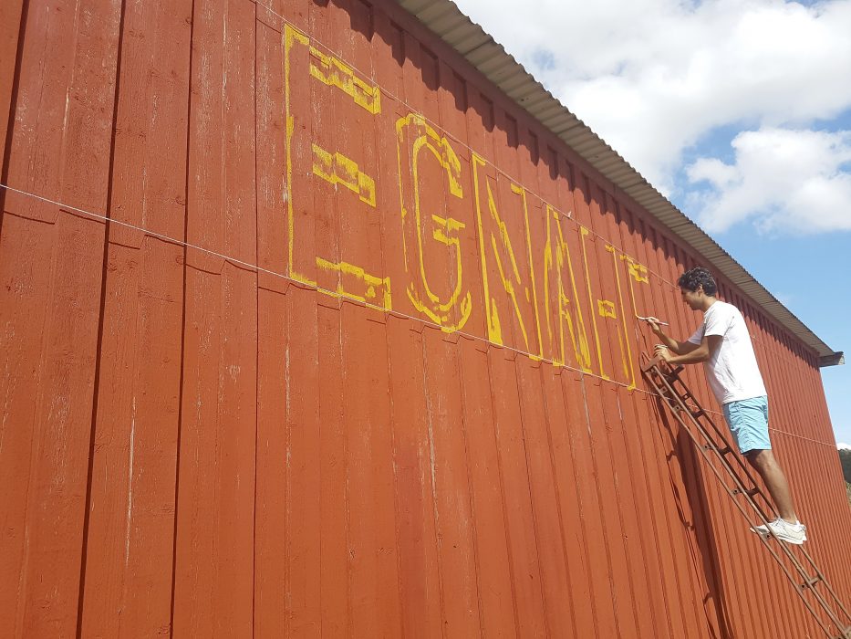 På Egnahemsfabriken på Tjörn får nyanlända, ungdomar och äldre möjlighet skapa sina egna boenden.