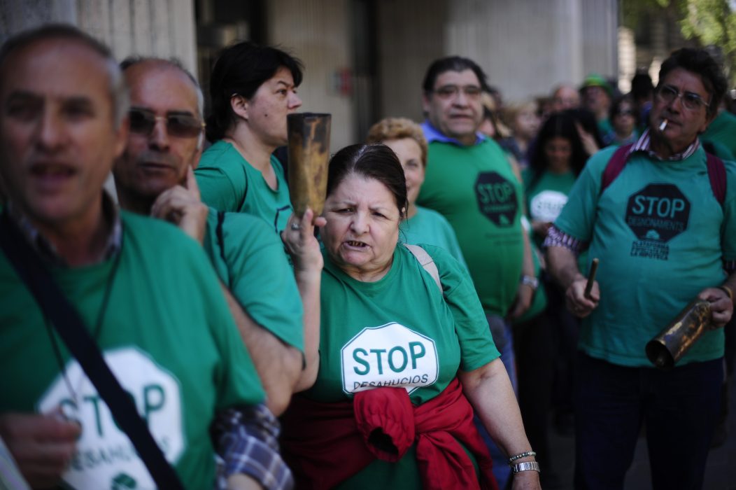 Medlemmar av folkrörelsen PAH protesterar mot vräkningar i Barcelona 2014.
