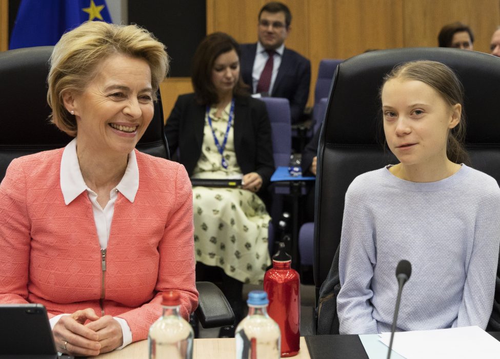 EU-kommissionens ordförande Ursula von der Leyen tillsammans med svenska klimataktivisten Greta Thunberg vid onsdagens kommissionsmöte i Bryssel.
