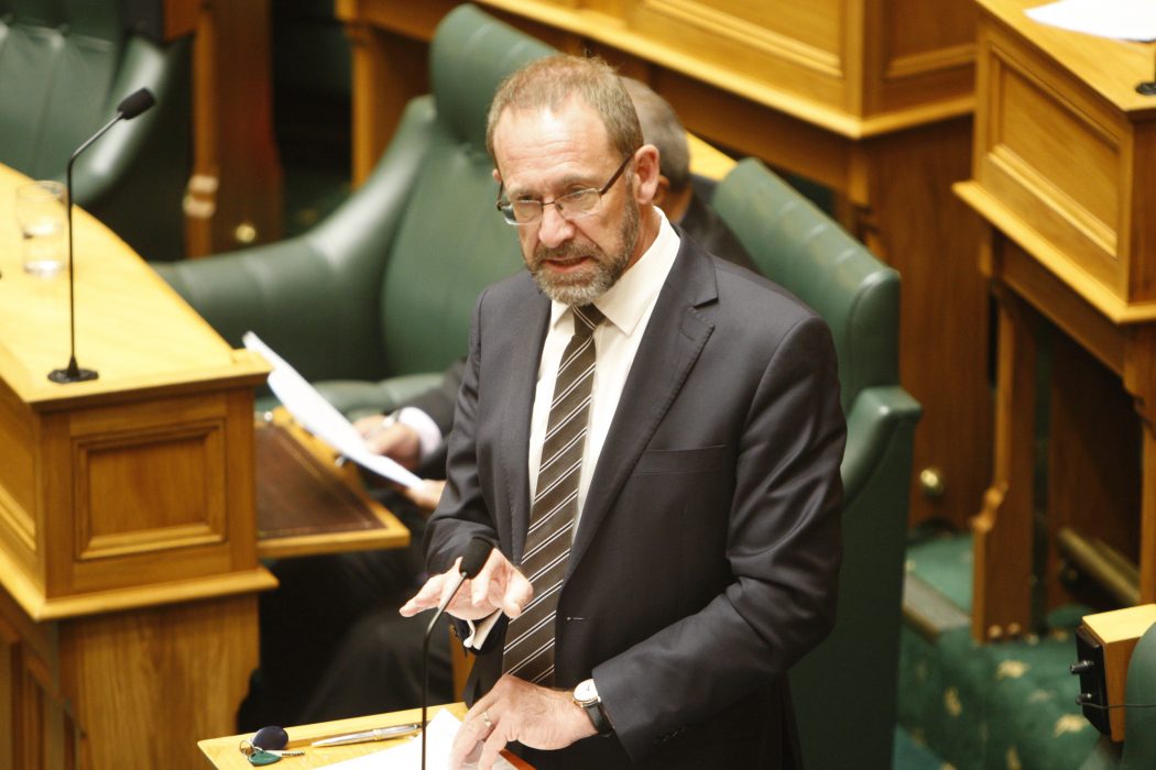 Nya Zeelands justitieminister Andrew Little har fått igenom en lag som formellt legaliserar abort.