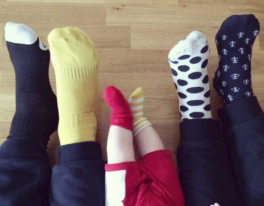 Omaka strumpor pryder i dag och imorgon tusentals fötter över hela landet.