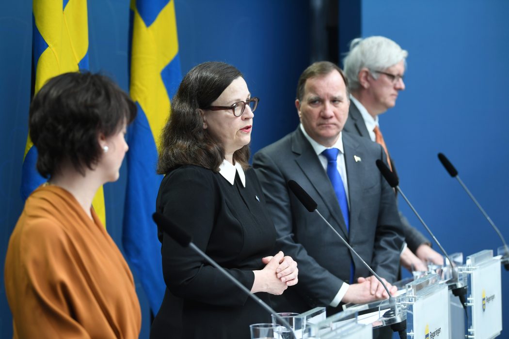 Matilda Ernkrans (S), ministern för högre utbildning och forskning, Anna Ekström (S), utbildningsminister (S), statsminister Stefan Löfven (S) och generaldirektören för Folkhälsomyndigheten Johan Carlson, under pressträffen i Stockholm.