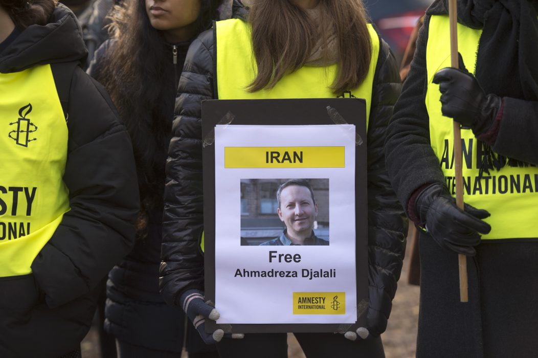Demonstration utanför Irans ambassad på Lidingö för den fängslade KI-forskaren Ahmedreza Djalali.