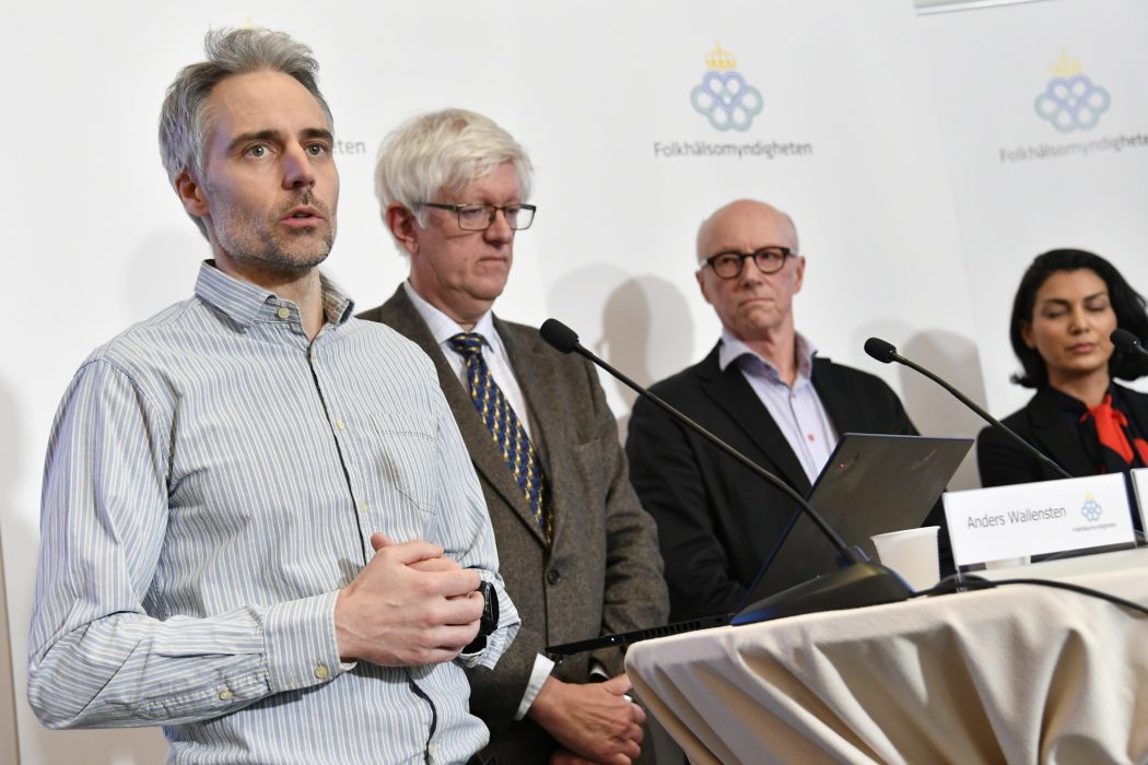 Anders Wallensten, Folkhälsomyndigheten, Johan Carlson, Folkhälsomyndigheten, Per Follin, chef för Smittskydd Stockholm på Region Stockholm, och Taha Alexandersson, Socialstyrelsen, under tisdagens uppdatering.