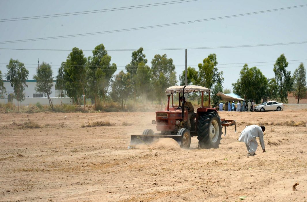 Oberäknelig nederbörd kan få ödesdigra följder för vinter- och sommargrödor i Pakistan, där många jordbrukare fortfarande inte har någon kännedom om hur de kan anpassa sig till klimatförändringarna.
