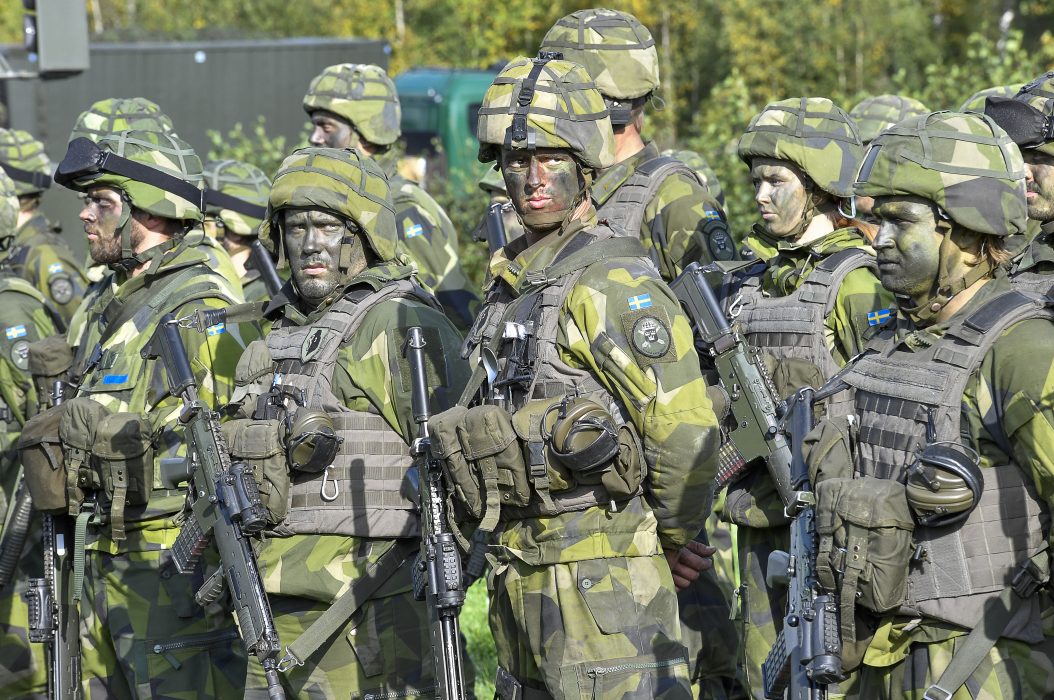 Soldater med kamouflagemålning under försvarsövningen Aurora 17.