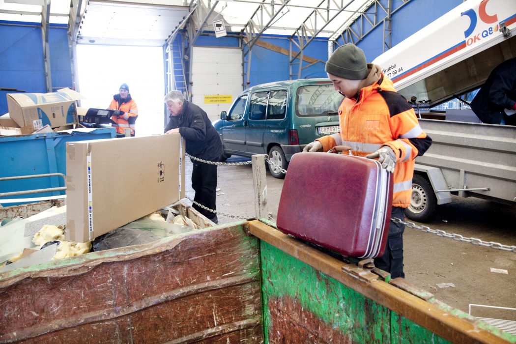 1 000 ton möbler, 200 ton verktyg och 60 ton kläder – varje år lämnar hushållen en mängd saker på återvinningscentralen som egentligen går att återanvända.