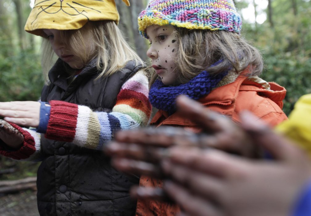 "När lektionen flyttas ut blir barn mer nyfikna och rörliga både i kropp och sinne och det blir en utmaning för lärarna att utforma uppgifter som tar tillvara deras rörelseglädje", beskriver Fredrika Mårtensson, universitetslektor i miljöpsykologi vid SLU Alnarp.