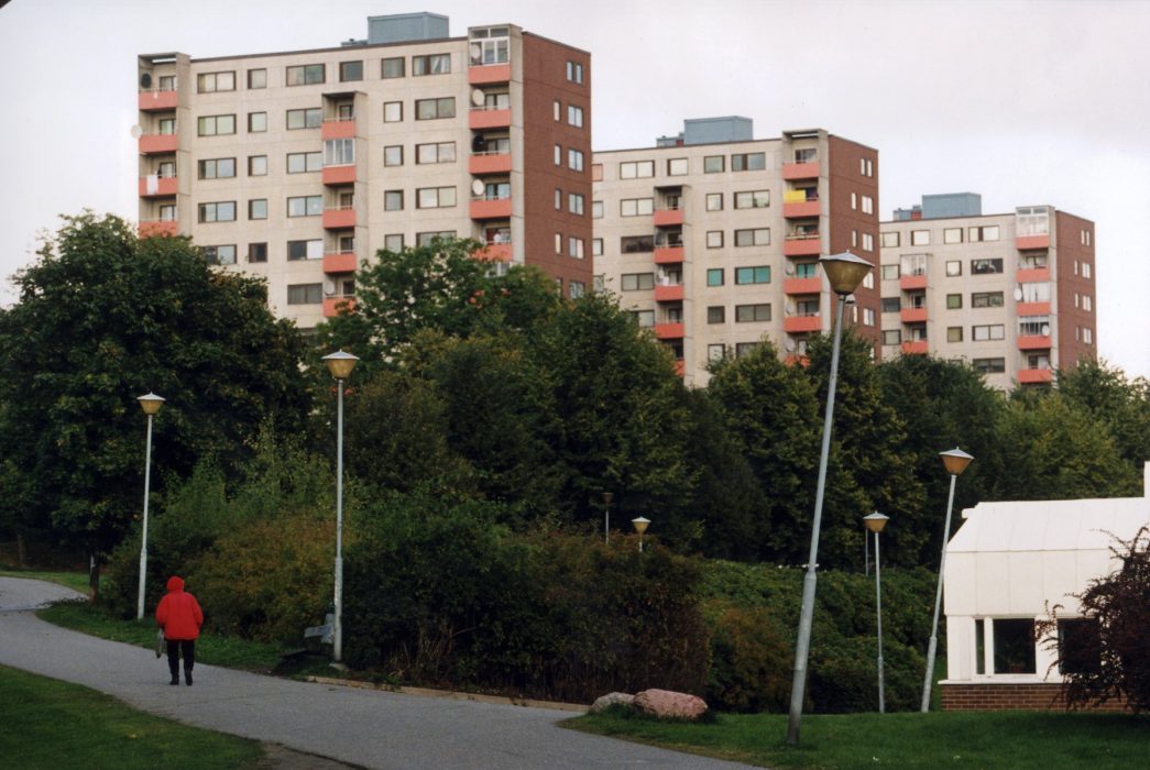 Många flyktingar och migranter blir kvar i det bostadsområde som de först hamnade i när de kom till Sverige.
