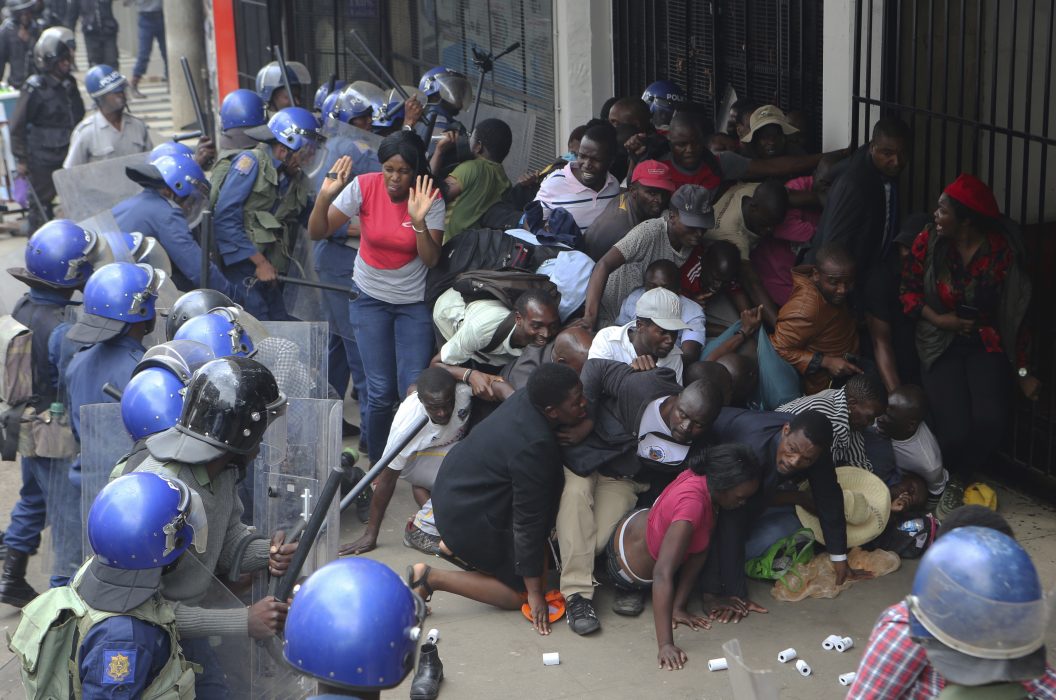 Polis omringar människor som samlats för att lyssna på oppositionspolitikern Nelson Chamisa i Harare, Zimbabwe i november.