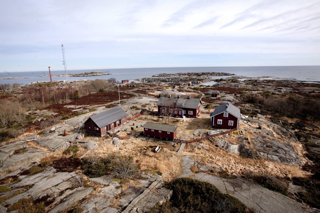 Bostadshus på Svenska Högarna, ögruppen i Stockholms ytterskärgård som nu blir landets största marina naturreservat.